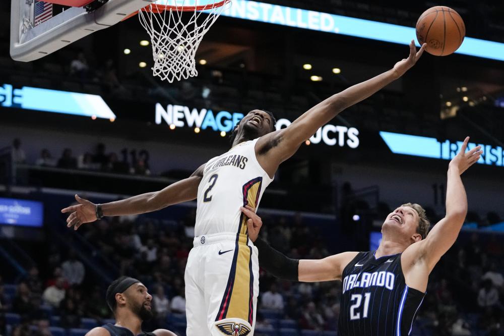 边不时鼓掌 边不时鼓掌